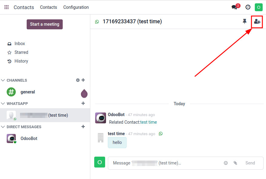การเพิ่มผู้ใช้เข้าในการสนทนา WhatsApp โดยมีไอคอนเพิ่มผู้ใช้ถูกเน้น